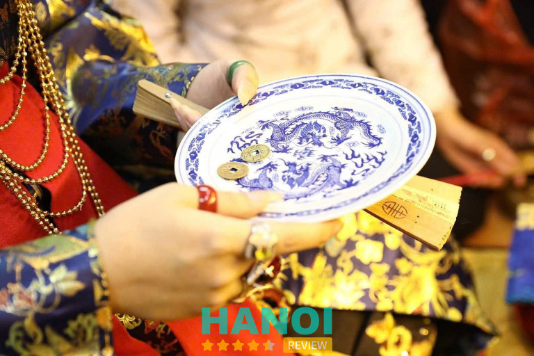 Cô đồng Quỳnh xem bói Hà Nội
