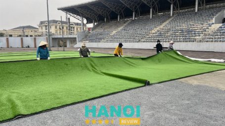 Khánh phát thi công sân bóng cỏ nhân tạo