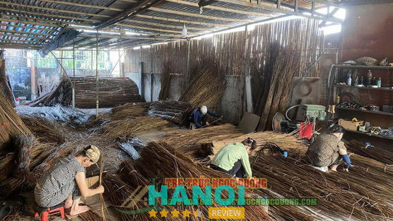 Hình ảnh những người thợ đang đan lát những phên lá guột tại xưởng Tre trúc Ngọc Dương, nguyên liệu được sử dụng để lợp mái nhà