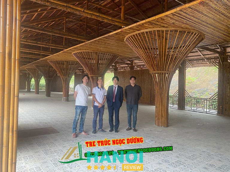Giám đốc của Tre trúc Ngọc Dương chụp hình cùng khách thăm quan đến từ Nhật Bản tại căn nhà tre trúc lợp mái lá Guột, được Tre trúc Ngọc Dương thi công tại Hòa Binh