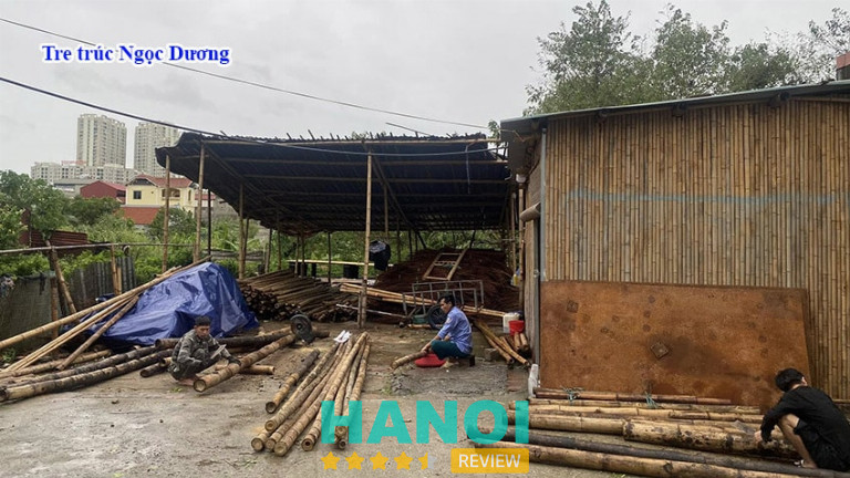 Hình ảnh các anh em Tre trúc Ngọc Dương đang xử lý nguyên liệu tre trúc tại xưởng để mang đi công trình