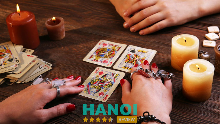 Cô Nhàn xem bói Hà Nội
