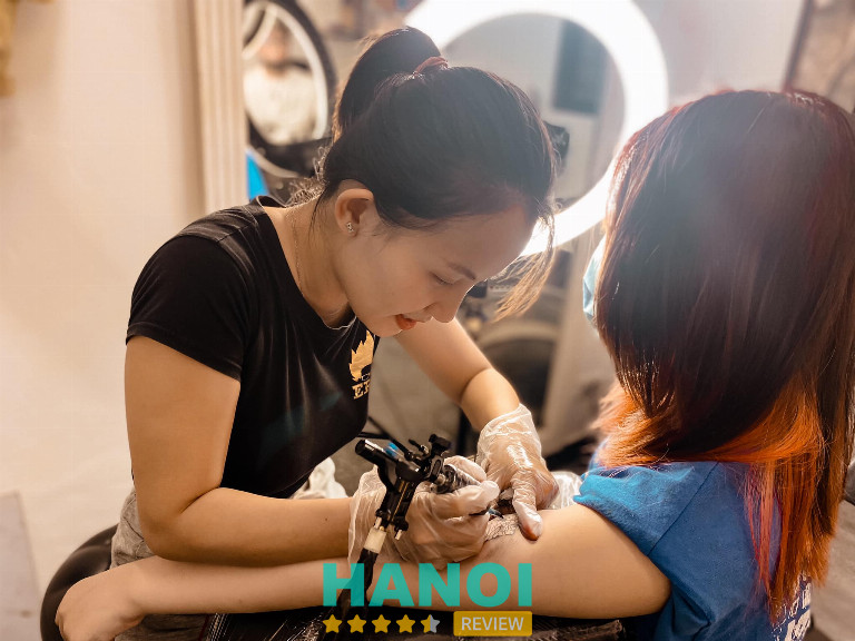 Huong Thu Nguyen là thợ xăm tattoo nổi tiếng tại Hà Nội