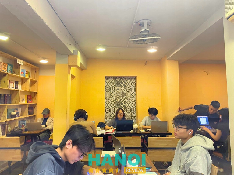 Đông Tây Café Sách - Hà Đông