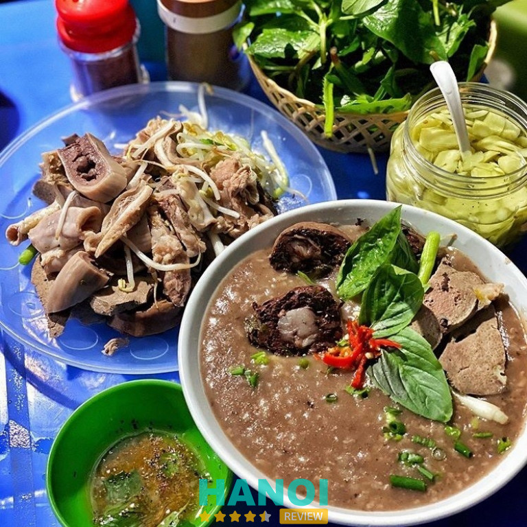 Quán ăn bình dân tại phố Hoa Bằng