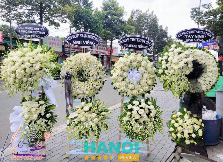 Vòng hoa viếng chia buồn đám tang ở huyện Hoài Đức