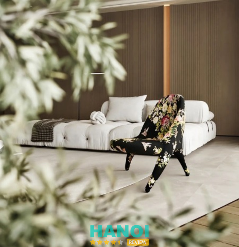Không gian phòng khách tối giản sang trọng với sofa trắng, ghế bọc hoa và thảm trải sàn El Casa