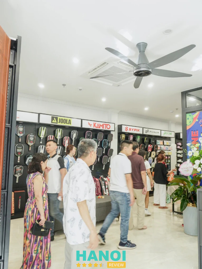 Showroom PickOne bán vợt pickleball