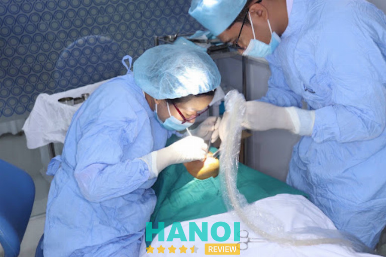 Hàm tháo lắp có thể tháo ra, còn Implant neo vào xương hàm và nâng đỡ răng