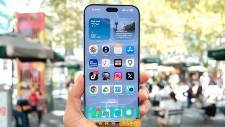 Màn hình iPhone hiển thị rõ khi dùng ngoài trời. Ảnh minh hoạ