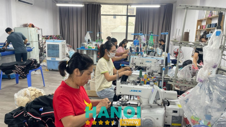 Những người thợ của Đồng Phục HV tỉ mỉ trong từng đường kim mũi chỉ