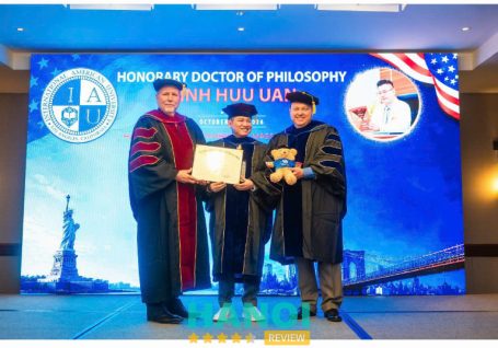 Bác sĩ Đinh Hữu Uân nhận bằng Tiến sĩ danh dự từ Tiến sĩ Michael Kahler và Giáo sư James Powell tại Hoa Kỳ.