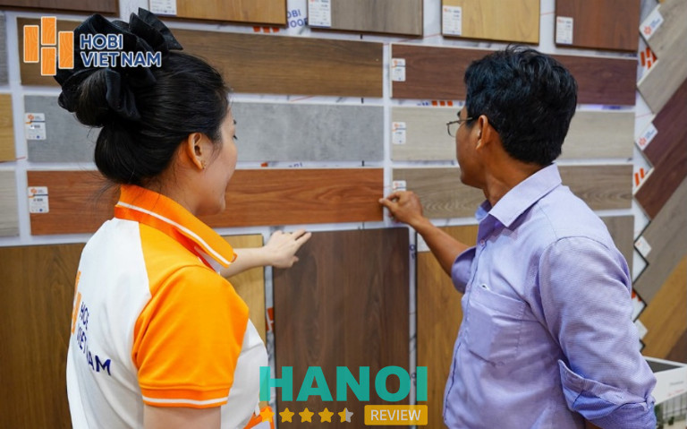 Nhân viên Hobi Việt Nam tư vấn chọn vật liệu sàn và tấm ốp cho khách hàng tại showroom