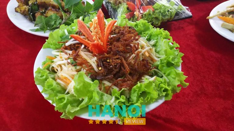 Nhà Hàng Trâu Vàng Chúc Sơn với khuôn viên và bể bơi